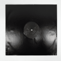 Achterkant van een LP van een uitgave uit 2007 van een fotoserie van Thomas Scheibitz