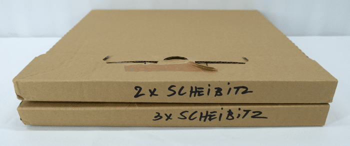 Verpakking van de LP's en foto's van een uitgave uit 2007 van een fotoserie van Thomas Scheibitz