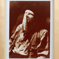 Een ingelijste foto uit Auf dem Flug nach Amerika van Joseph Beuys